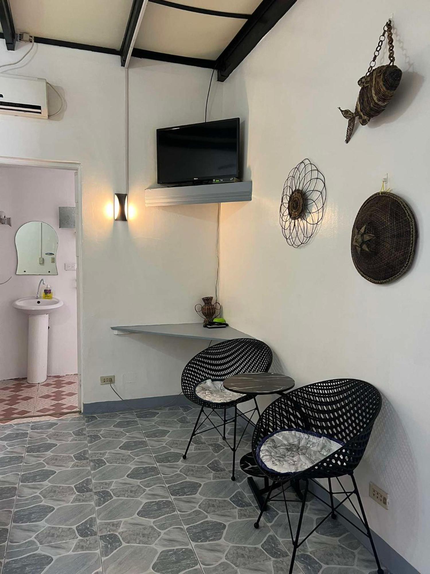 Ice Bear Bar & Tourist Inn Dauis Bilik gambar