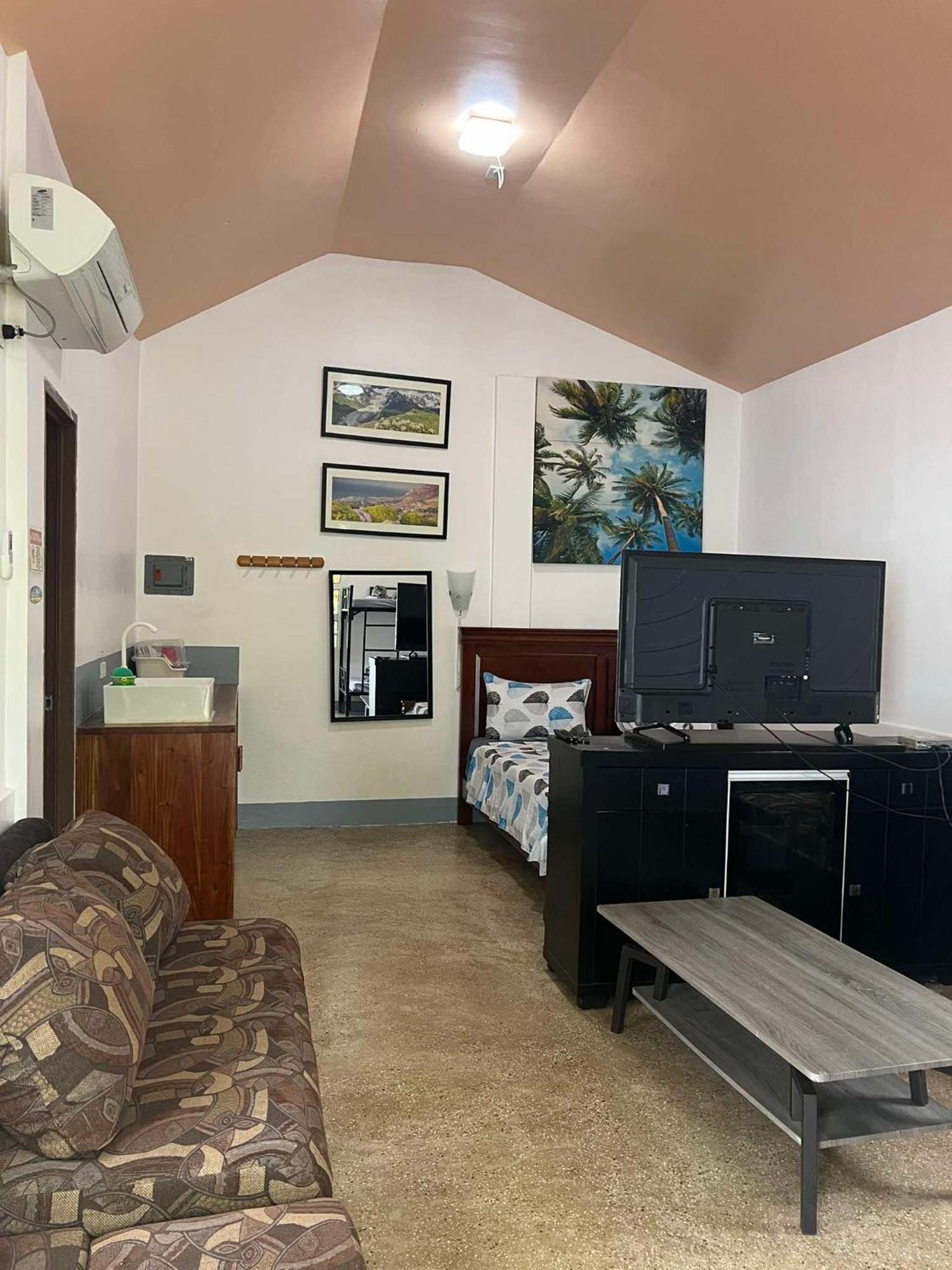 Ice Bear Bar & Tourist Inn Dauis Bilik gambar