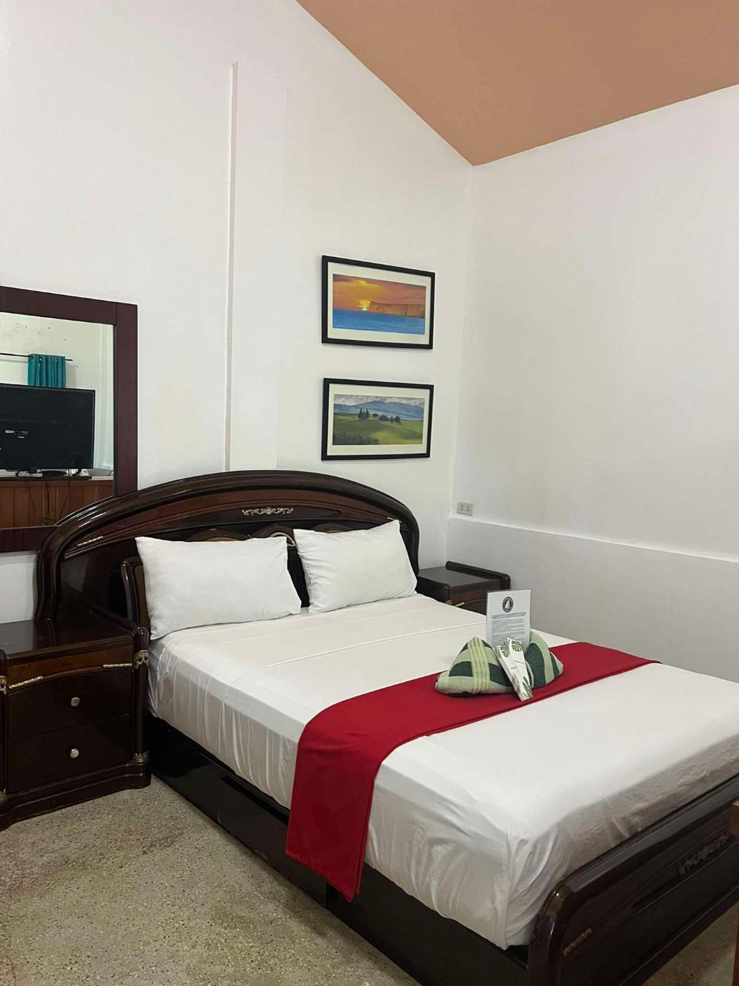 Ice Bear Bar & Tourist Inn Dauis Bilik gambar
