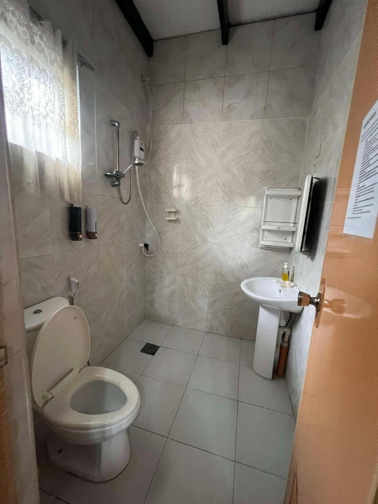 Ice Bear Bar & Tourist Inn Dauis Bilik gambar