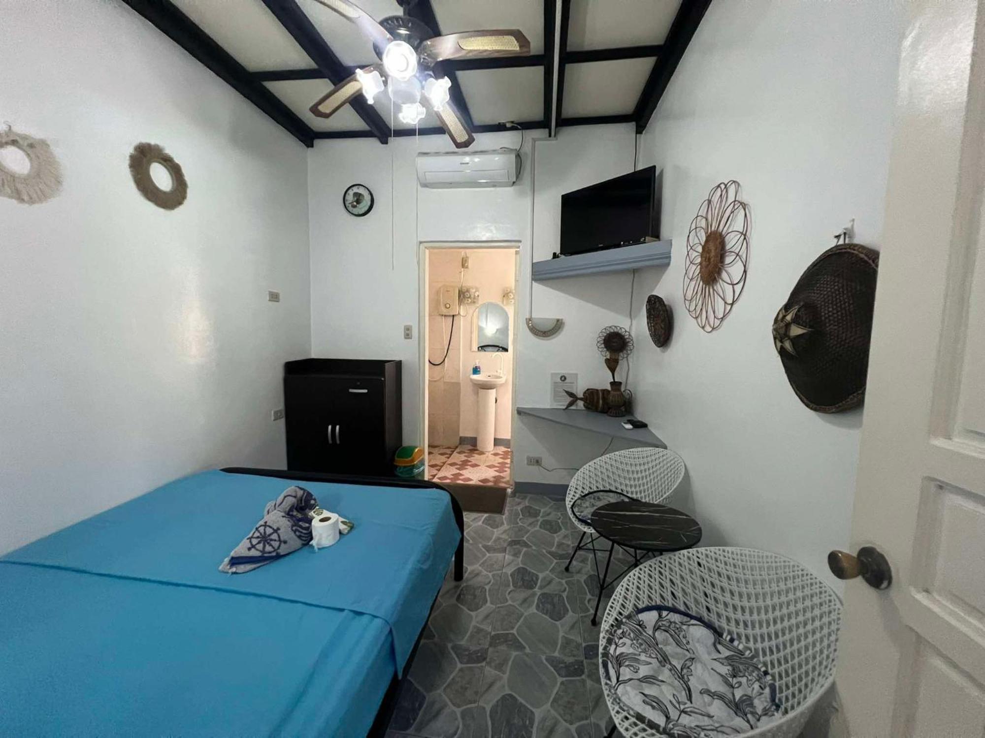 Ice Bear Bar & Tourist Inn Dauis Bilik gambar